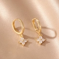 Elegantes pendientes de flores bañados en oro de 14k con circonitas sobre seda color champán - Flor