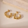 Dettaglio degli orecchini in acciaio placcati oro 18k con trama di metallo liquido - Stile Metallo Liquido a Onde Irregolari (5960750932848) / Oro
