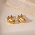 Dettaglio di orecchini a mezzaluna in acciaio inossidabile placcato oro 18 carati - Orecchini a Mezzaluna con Trama Martellata (5960750932849) / Oro