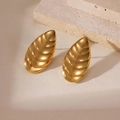 Dettaglio orecchini a goccia placcati oro 18k con texture a foglia in rilievo - Stile Goccia con Trama Curva a Strati (5960750932866) / Oro