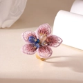 Anello con fiore ricamato a mano e perline di cristallo su fascia dorata aperta - Rosa