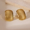 Dettaglio di orecchini placcati in oro 18k con texture a coste e design curvo vintage - Stile Rettangolare con Trama a Costine Orizzontali (5960750932867) / Oro