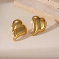 Vista dettagliata di orecchini a cuore placcati oro 18k su fondo in pietra naturale - Stile Lucido a Cuore Pieno 3D (5960750932870) / Oro