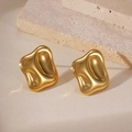 Dettaglio di orecchini a lobo ondulati irregolari placcati in oro 18k effetto specchio - Stile Onde a Triplo Strato Fluido Liquido (5960750932872) / Oro