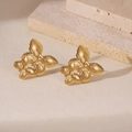 Dettaglio di orecchini a farfalla placcati oro 18k con ali a rilievo strutturate - Stile Farfalla con Trama a Rilievo Radiale (5960750932874) / Oro