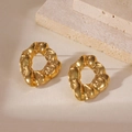 Dettaglio di orecchini in acciaio inossidabile placcato oro 18k con finitura irregolare - Stile Irregolare Martellato Aerodinamico Lava (5960750932873) / Oro