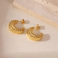 Dettaglio di orecchini a cerchio croissant placcati oro con texture a coste - Cerchio a Costine a Onde Croissant (5960750932876) / Oro