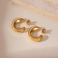 Macro di orecchini a cerchio spessi placcati oro 18 carati su sfondo in pietra neutra - Stile C Spesso Lucido e Liscio (5960750932877) / Oro