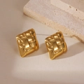 Vista dettagliata di orecchini a bottone quadrati placcati oro 18k con trama intrecciata - Stile Quadrato con Trama Intrecciata (5960750932878) / Oro