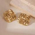 Dettaglio di orecchini a perno quadrati placcati in oro 18k con trama intrecciata fine - Stile Orecchini a Bottone Quadrati con Trama Intrecciata (5960750932879) / Oro