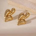 Dettaglio degli orecchini placcati in oro 18k con trama martellata organica e irregolare - Orecchini a Bottone Martellati Organici Irregolari (5960750932881) / Oro