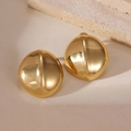 Dettaglio macro di grandi orecchini ovali placcati oro 18k con finitura lucida - Stile Rilievo a Costine Verticali Ovale (5960750932883) / Oro