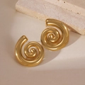 Dettaglio ravvicinato di orecchini a spirale placcati oro 18k su fondo in pietra naturale - Stile Lucido a Specchio con Spirale a Vortice (5960750932884) / Oro