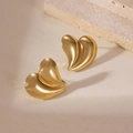 Vista dettagliata degli orecchini a cuore placcati in oro su sfondo di pietra ruvida - Stile Specchio Cuore Astratto Piegato (5960750932886) / Oro