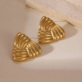 Dettaglio degli orecchini triangolari placcati oro 18k con texture radiale fine - Stile Triangolo con Trama Pieghettata Radiale (5960750932887) / Oro