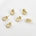 Detailansicht von 6 vergoldeten runden Zirkonia-Ösen für Perlenanhänger und Schmuck - Groß (Ca. 11.9*7.2mm) / Gold