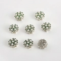 Dettaglio di ciondoli a forma di fiore con smalto verde e perle d'imitazione bianche - Perla artificiale con fiore verde argento (Medio-07)