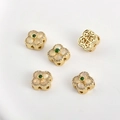 Dettaglio macro di perline a trifoglio dorate con pietre bianche e centro verde con zirconi - Quadrifoglio placcato oro con zirconia verde (Medio-07)