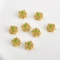 Dettaglio di otto distanziatori a fiore in oro antico con pietre verdi e zirconi DIY - Poligonale Rosso e Verde (Medio-07)