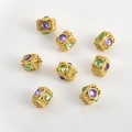Dettaglio macro di perline distanziatrici a fiori dorati con cristalli viola e verdi per gioielli - Perline distanziatrici rettangolari in oro antico (Medio-07)