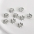 Detalle de cuentas de corona plateadas con pedrería para creación de joyería DIY - Tapa de Cuentas Flor Incrustada Oro Blanco (Aprox 11.5mm Agujero 2.2mm)