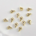 Makroaufnahme von 14 Karat vergoldeten Herzanhängern mit rosa Zirkonia und Kristallen - 14K Goldbasis-Rosa Zirkonia (H-164)