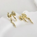 Detailansicht der 14k vergoldeten Schleifenohrringe mit asymmetrischen Bändern - 15# Lange Schleife 14k (Ca. 32x16mm) / Gold