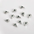 Vue détaillée de dix pendentifs cœur en argent avec pierre verte et petits cristaux - Base Argentée-Zircone Verte-Pendentif Uniquement (Sans Chaîne) (6#)