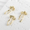 Dettaglio di tre ciondoli a fiocco placcati in oro 14k per gioielli fai-da-te su pietra - Oro