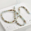 Détail macro de perles rondelles en pierre naturelle bleue et beige pour bijoux DIY - Pierre de Shoushan - Petit