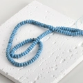 Gros plan de perles turquoise bleu ciel avec texture marbrée noire pour la création de bijoux - Turquoise Bleue - Petit