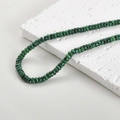 Gros plan de perles en malachite naturelle avec motifs ondulés verts et noirs pour bijoux - Malachite - Petit