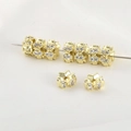 Dettaglio di perline a fiocco placcate oro 14k con zirconi per creazioni di gioielli DIY - Oro 14K Zirconia Bianca