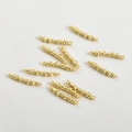 Dettaglio di connettori a barra lava in oro 14k per creazione gioielli fai-da-te - Barra Lunga Doppia Sospensione / Oro 18K