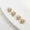 Détail macro de quatre breloques fleurs dorées avec zircons pour la création de bijoux - Petite Fleur Zirconia Blanc (9*8mm) / Or