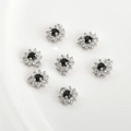 Vue détaillée de 7 pendentifs fleur à quatre feuilles avec zircon noir et plaqué argent - Petite Fleur Zirconia Noir (9*8mm) / Argent