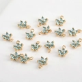 Détails de pendentifs fleur à cinq pétales dorés avec zircons bleu clair - Fleur Bleu Lac