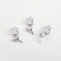Vista macro di tre ciondoli a tulipano con zircone a goccia e finitura argentata - Stile Tulipano Zirconia Bianca / Argento