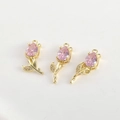 Dettaglio di tre ciondoli a tulipano placcati in oro 14k con zirconi rosa a forma di pera - Stile Tulipano Zirconia Rosa / Oro