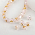 Makroaufnahme von rosa Glasperlen mit eingebetteter Gold- und Silberfolie für DIY - Rosa Quadrat #2