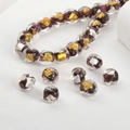 Detailaufnahme handgefertigter violetter Glasperlen mit Blattgold- und Silbereinlagen - Traubenlila Quadrat #5