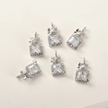 Detailansicht quadratischer Zirkonia-Anhänger mit Schmetterlings-Akzenten in Silber - Weiß K Vergoldet Eckiger Weißer Zirkonia Schmetterling Anhänger (H-157)