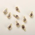 Makro-Detail von 14k vergoldeten Schmetterlingsanhängern mit lila Zirkonia und kleinen Blumenmotiven - 14K Gold Vergoldet Ovaler Lila Zirkonia Blumen Anhänger (H-157)
