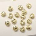 Primer plano de cuentas espaciadoras planas de oro de 14k con relieve irregular - Cuenta Sonrisa Redonda Plana / Dorado