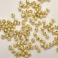 Makro-Detail von 14k vergoldeten Rauten-Zwischenperlen für DIY-Schmuckherstellung - Glatte Raute (13#) / 20 Stück/Packung (ca. 3.4x4.4mm, Loch 1.5mm) / 14K-Gold