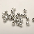Makroaufnahme von versilberten rautenförmigen Zwischenperlen für DIY-Schmuckherstellung - Glatte Raute (14#) / 20 Stück/Packung (ca. 3.4x4.4mm, Loch 1.5mm) / Weiß K