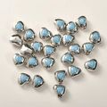 Dettaglio macro di perline a cuore argento con centri blu per la creazione di gioielli - Argento Turchese Cuore (Circa 6.9*8mm Foro 1mm)
