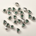 Dettagli macro di perline a cuore in argento con zircone verde per gioielli fai da te - Argento Zirconia Verde Cuore (Circa 6.9*8mm Foro 1mm)