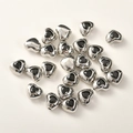 Dettaglio macro di perle a cuore argentate con zircone nero per creazione gioielli - Argento Zirconia Nero Cuore (Circa 6.9*8mm Foro 1mm)