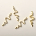 Makroaufnahme vergoldeter Schlangenanhänger mit Zirkonia für DIY-Schmuckherstellung - 14k Gold Große Schlange